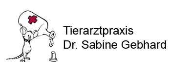 Maus im Comicstil hält eine Flasche Medizin aus welcher eine Flüssigkeit tropft. Daneben der Schriftzug "Tierarztpraxis Dr. Sabine Gebhard"